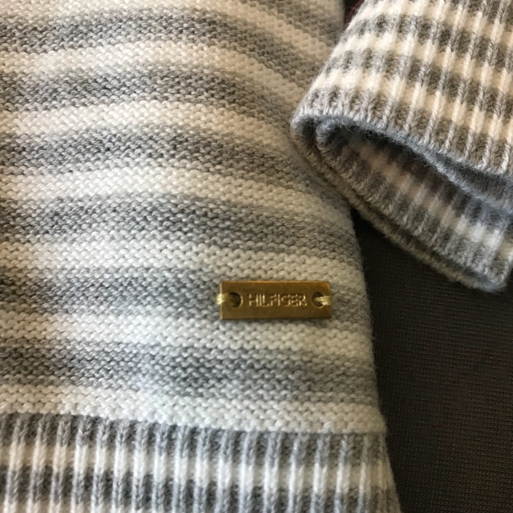 {TOMMY HILFINGER} Tommy Vneck Sweater NWT - Picture 4 of 8